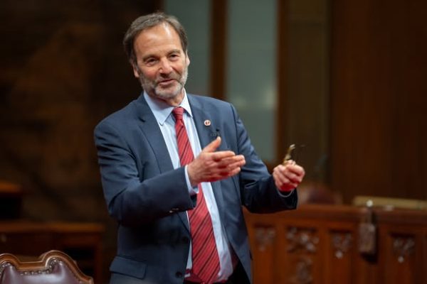Le sénateur Gold dit adieu au Sénat